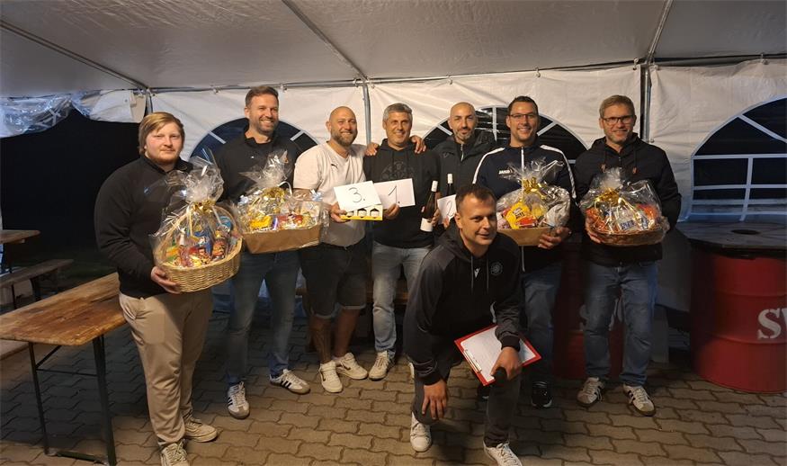 Organisator Alex Böhm und Hausherr Sportvereinsobmann Christopher Schedl gratulierten allen Gewinnern.