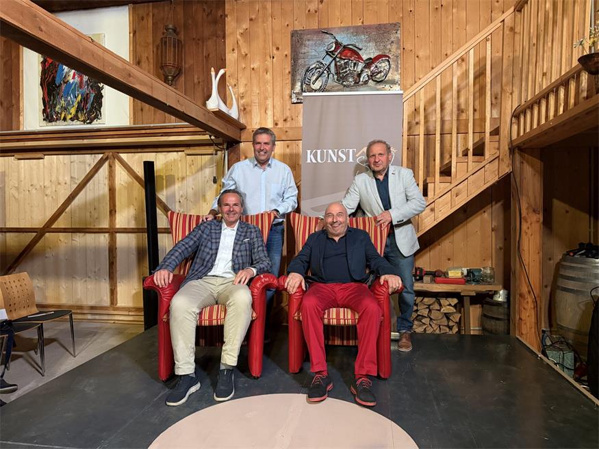 Organisator Eduard Freunthaller, Bürgermeister Ewald Bürger, Hausherr Hans Renner und Kabarettist Christoph Fälbl lachten zusammen.