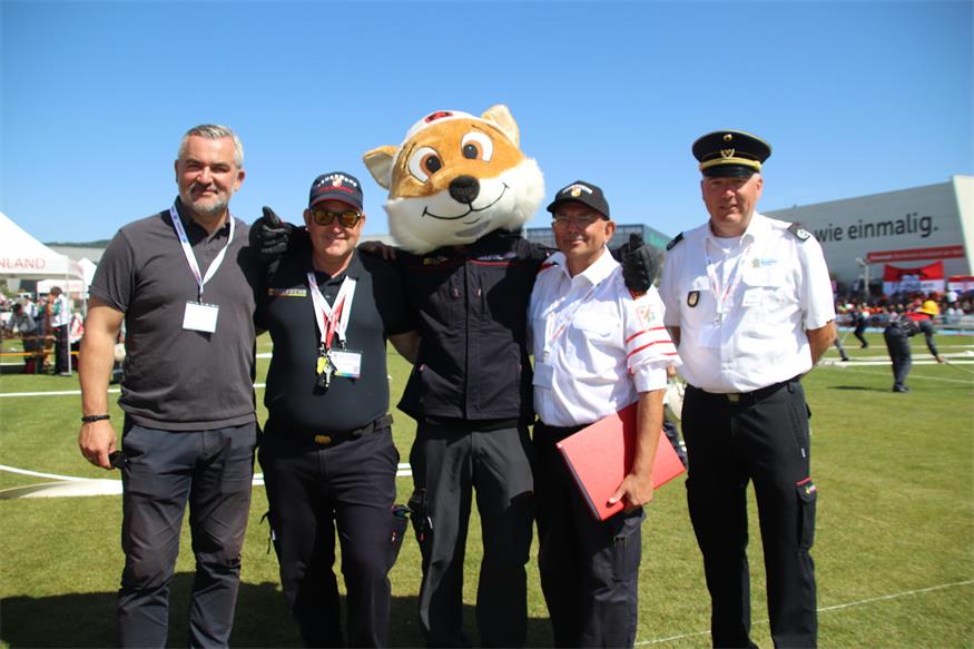 Organisator Harald Nakovich (2.v.l.) mit Landesrat Heinrich Dorner, Thomas Reuter (Leiter der CTIF-Kommission für internationale Feuerwehrwettbewerbe) und Bewerbsleiter Ludwig Laut mit dem Maskottchen „Fuxl“.