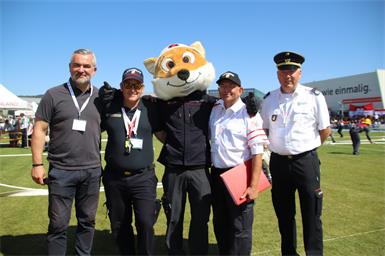 Organisator Harald Nakovich (2.v.l.) mit Landesrat Heinrich Dorner, Thomas Reuter (Leiter der CTIF-Kommission für internationale Feuerwehrwettbewerbe) und Bewerbsleiter Ludwig Laut mit dem Maskottchen „Fuxl“.