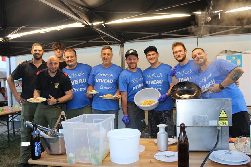 Originell "adjustiert" hatte sich die Küchencrew mit ihren "Shäfcook Niveau ist keine Creme"-Shirts (v.r.) Philipp Haspel, Sandro Schedl, Stefan Plank, Johannes Plemenschits, Stefan Frech und Johannes Tompek - im Bild mit (v.l.) Kommandant Manuel Feymann, Elias Polatschek und Marco Halper.