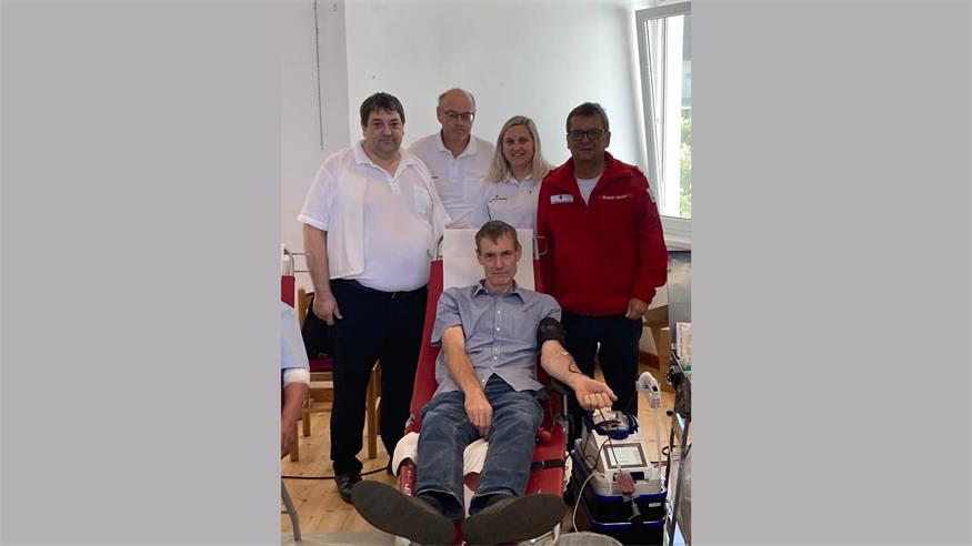 Ortstellenleiter Paul Kollmann, Vertreter der Ortsstellen Günther Pischof und Julia Huber, Bezirksstellenleiter Rudolf Haider bedankten sich herzlichst bei Gerald Ranz, der bereits zum 150. Mal Blut spendete.