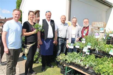 Ortsvorsteher Christoph Frühstück, Bio Austria Burgenland-Obmann Franz Traudtner, Landwirtschaftskammer-Vizepräsident Werner Falb-Meixner, Landeshauptmannstellvertreterin Anja Haider-Wallner und Kammerrat Johann Hafenscher besuchten den Stand von Glücksgärtnerin Julia Wolf.