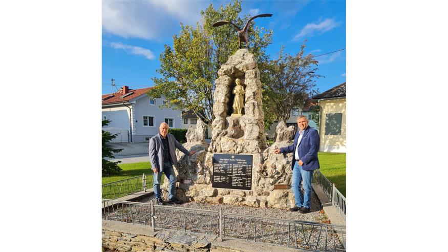 Ortsvorsteher Josef Weber und Bürgermeister Ewald Bürger freuen sich über das gelungene Ergebnis der Restaurierung.