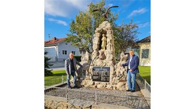 Ortsvorsteher Josef Weber und Bürgermeister Ewald Bürger freuen sich über das gelungene Ergebnis der Restaurierung.