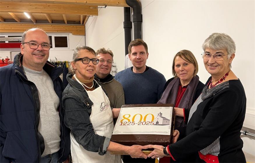 Ortsvorsteher Thomas Schreiner mit Dorothea Kocsis von Dorlis Backstube sowie Manfred Csenar, Peter Stimakovits, Jelka Zeichmann-Kocsis und Jelka Perusich vom Kulturverein. 