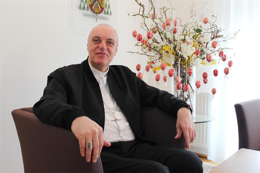 Ostergruß mit original Stinatzer Eiern im Bischofshof. Diözesanbischof Ägidius J. Zsifkovics sendet im Rahmen des BVZ-Interviews auch seine Ostergrüße an die Leserinnen und Leser: „Unsere Welt braucht uns, die Zeugen der Auferstehung, die österlichen Menschen.“