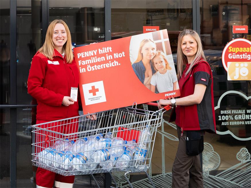 PENNY Mitarbeiterin Milena Stevanovic und eine Mitarbeiterin des Österreichischen Roten Kreuz freuen sich über viele Pfandspenden.