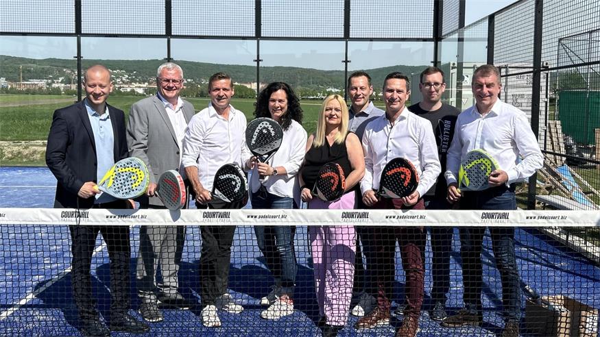 Padel Tennis-Fans: Landtagspräsident Robert Hergovich, Nationalrat Maximilian Köllner, Bürgermeister Thomas Steiner und Vizebürgermeisterin Charlotte Toth-Kanyak gratulierten Obmann Heinz Mock zum neuen ASKÖ Padel Court.
