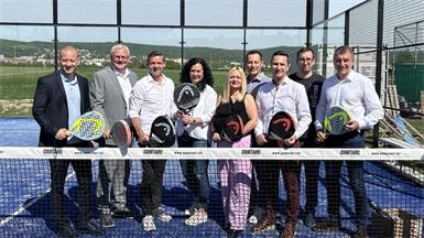 Padel Tennis-Fans: Landtagspräsident Robert Hergovich, Nationalrat Maximilian Köllner, Bürgermeister Thomas Steiner und Vizebürgermeisterin Charlotte Toth-Kanyak gratulierten Obmann Heinz Mock zum neuen ASKÖ Padel Court.