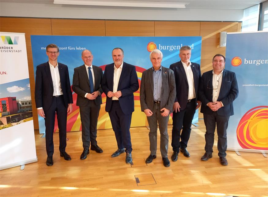 Paket-Präsentation (v.l.): Robert Maurer, Geschäftsführer im Krankenhaus der Barmherzigen Brüder, Franz Öller, kaufmännischer Geschäftsführer Gesundheit Burgenland, Landeshauptmann Hans Peter Doskozil, Stephan Kriwanek, medizinischer Geschäftsführer Gesundheit Burgenland, der stellvertretende Betriebsratsvorsitzende Alfred Peterszel und Zentralbetriebsratsvorsitzender Dietmar Ochsenhofer.