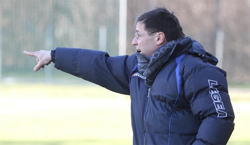 Pamas Coach Zoltan Fekete durfte schon zwei Neuzugänge beim Training begrüßen und einteilen. 