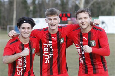 Parndorfer Jubel! Paulo Jani, Timo Schmelzer und Christian Haider (v.l.) feierten mit dem SC/ESV Parndorf über einen 4:1-Sieg in Halbturn.