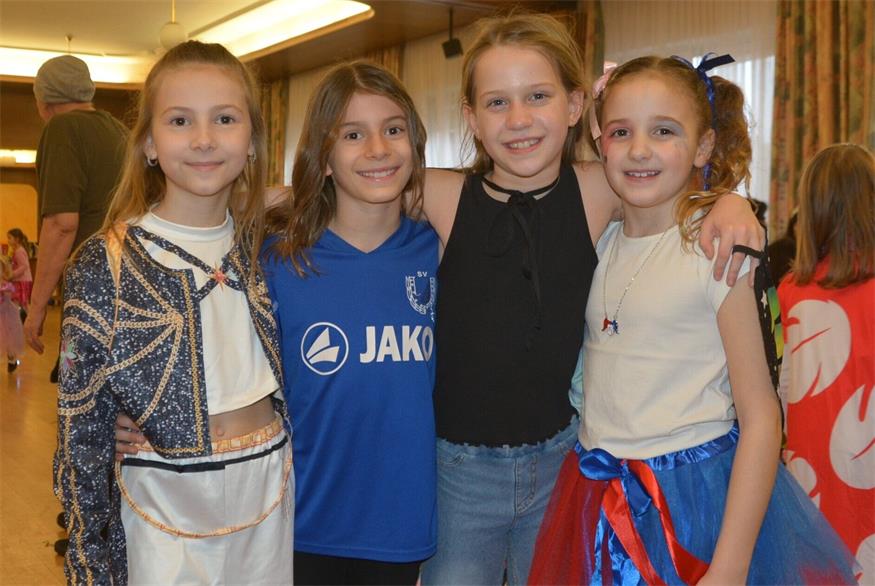 Party. Auch die Freundinnen Vanessa, Laura, Lina und Stelle feierten beim gelungenen Kindermaskenball.