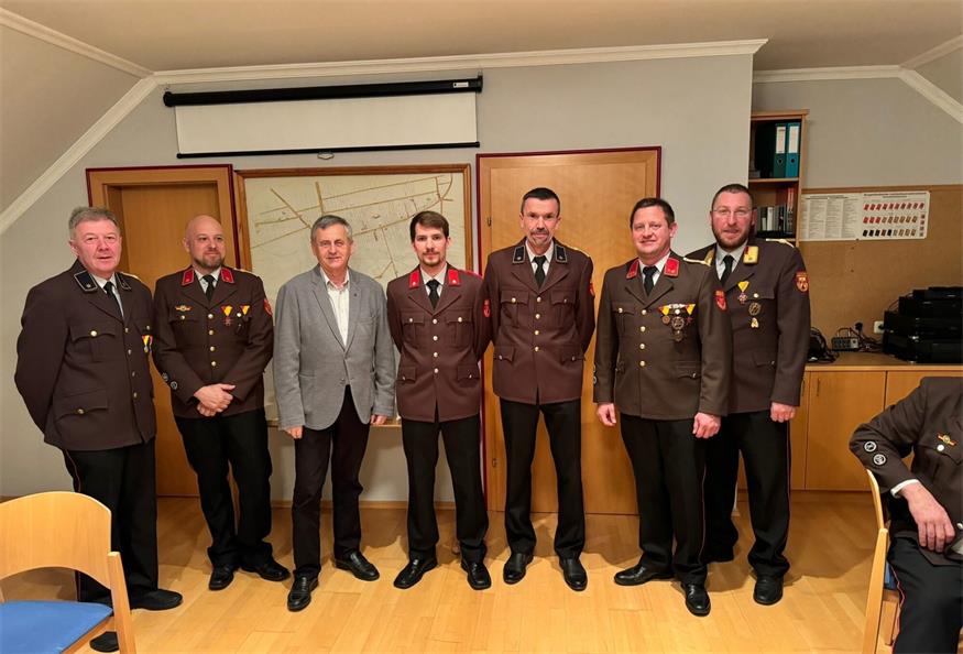 Pascal Holler (4.v.l.) und Peter Käsznar (4.v.r.) wurden befördert. Dazu gratulierten (v.l.) Vizebürgermeister Stefan Rabel, Kommandantstellvertreter Reinhard Freh, Bürgermeister Herbert Schedl, Kommandant Jürgen Supper und Abschnittskommandant Alexander Blazovich. 