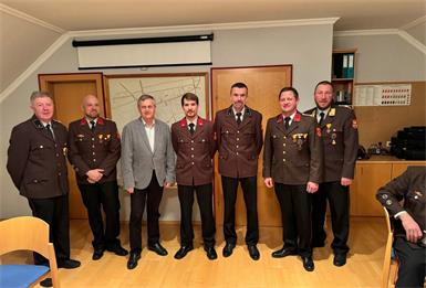 Pascal Holler (4.v.l.) und Peter Käsznar (4.v.r.) wurden befördert. Dazu gratulierten (v.l.) Vizebürgermeister Stefan Rabel, Kommandantstellvertreter Reinhard Freh, Bürgermeister Herbert Schedl, Kommandant Jürgen Supper und Abschnittskommandant Alexander Blazovich. 