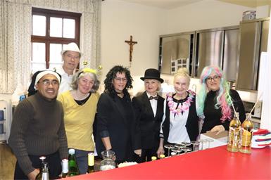 Pastoralassistent Fred Buu Dapa und sein fleißiges Team in der Pfarr-Kantine hatte alle geschminkten Hände voll zu tun.