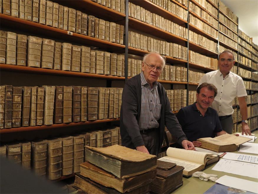 Pater Anton Bruck, Gert Polster, Kurator der Sonderausstellung zum Jubiläumsjahr „500 Jahre Batthyány auf Burg Güssing“ und Burgmanager Gilbert Lang (v.l.) in der Klosterbibliothek. 