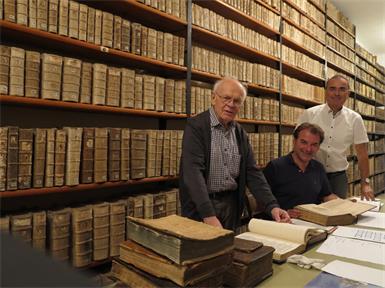 Pater Anton Bruck, Gert Polster, Kurator der Sonderausstellung zum Jubiläumsjahr „500 Jahre Batthyány auf Burg Güssing“ und Burgmanager Gilbert Lang (v.l.) in der Klosterbibliothek. 