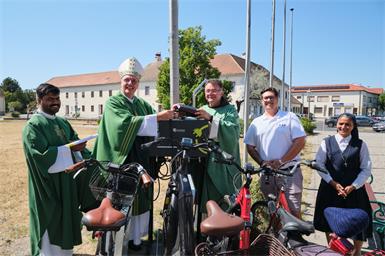 Pater Kuruvila Augustine, Bischof Ägidius Zsifkovics, Pater Thomas Lackner, Manuel Reisinger und Schwester Wilma bei der Segnung der E-Bike-Tankstelle