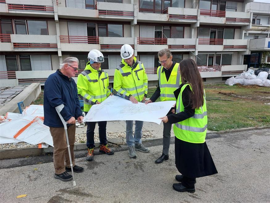 Pater Prior Daniel Katzenschläger, Projektmanager Markus Weiner, sein Mitarbeiter Martin Zerkold, Krankenhaus-Geschäftsführer Robert Maurer und Senior-Technikerin Vanessa Keiblinger.