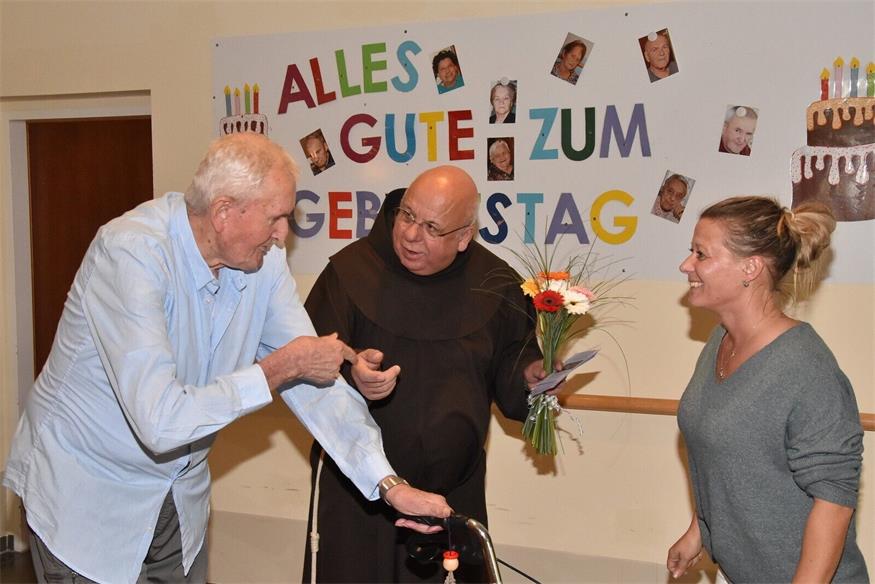 Pater Raphael gratuliert Josef Gratzl zum 74. Geburstag.