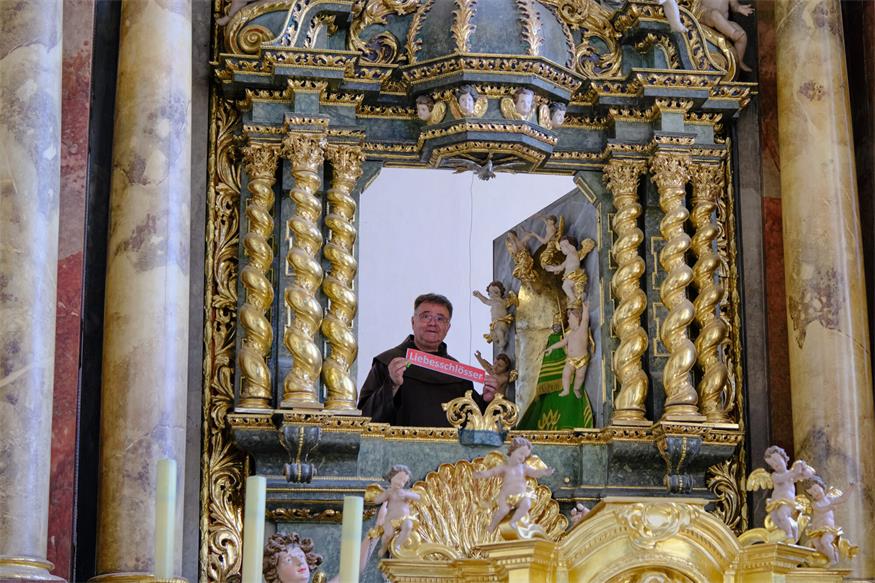 Pater Thomas Lackner bei der Gnadenmutter Maria auf der Heide beim Hochaltar, zu deren Füßen er die Schlüssel der Liebesschlösser platziert. 