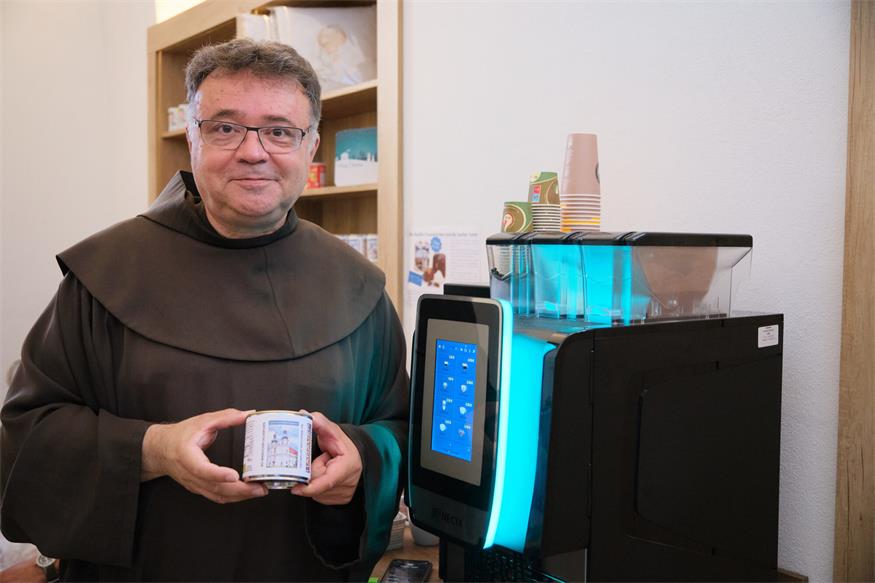 Pater Thomas Lackner mit der Sachertorte in der Dose im Basilika Café.