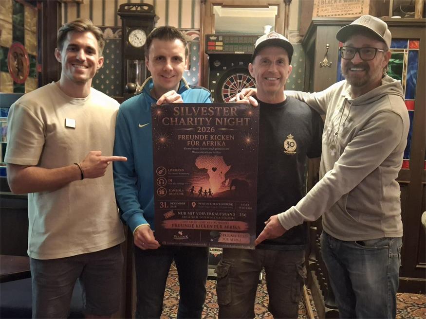 Patrick Floiger, Mario Reismüller und Marko Amminger vom Verein „Freunde kicken für Afrika“ veranstalten in Kooperation mit dem Peacock (im Bild Chef Holger Stefanitsch) zu Silvester das diesjährige Benefiz-Event.