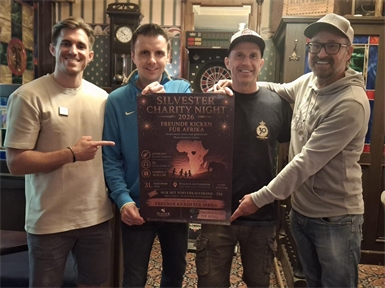 Patrick Floiger, Mario Reismüller und Marko Amminger vom Verein „Freunde kicken für Afrika“ veranstalten in Kooperation mit dem Peacock (im Bild Chef Holger Stefanitsch) zu Silvester das diesjährige Benefiz-Event.
