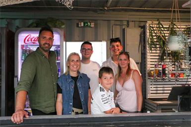 Patrick Perkovits, Miriam Perkovits, Felix Wappel, Lukas Philipp, Sebastian Perkovits und Karin Weitmann bei der „School´s Out Beach Party“.