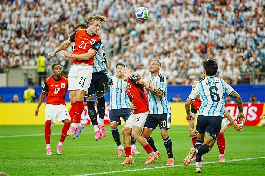 Patrick Wimmer stieg bei seinem Kopfball gegen Argentinien in der Schlussphase am höchsten, verfehlte den Kasten jedoch knapp. Der Höhenflug nach dem Auftaktsieg über Jordanien bekam nach Abpfiff des zweiten Gruppenspiels und der damit verbundenen ersten Niederlage gegen den amtierenden Weltmeister allerdings einen Dämpfer. Damit man weiterhin vom Aufstieg träumen darf, sollte kommenden Sonntag ein Sieg gegen Algerien her. Die BVZ hat nachgefragt, wie die rot-goldenen Kicker die Chancen für Rot-Weiß-Rot einschätzen, und wie weit die Reise für die Nationalelf gehen kann.