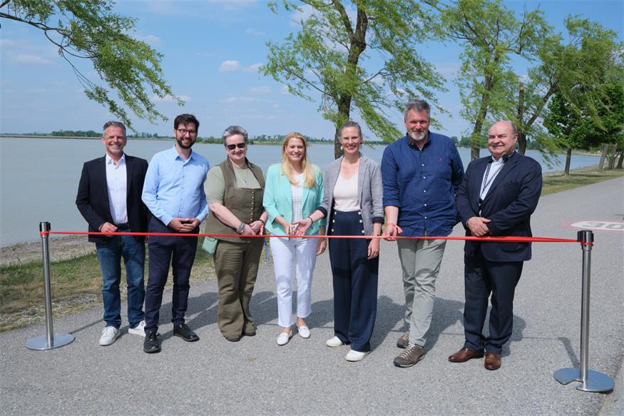 Patrik Hierner, Erlebnisregionsmanager Region Neusiedler See, Bürgermeister Martin Öhler, Nationalparkdirektorin Matthaea Kulcsárné Roth, Nationalpark Fertő-Hanság, Landesrätin Daniela Winkler, LH-Stv.in Anja Haider-Wallner, Nationalparkdirektor Johannes Ehrenfeldner, Nationalpark Neusiedler See – Seewinkel und Ferenc Ivanics, Stv. Präsident des Komitates Győr-Moson-Sopron 
