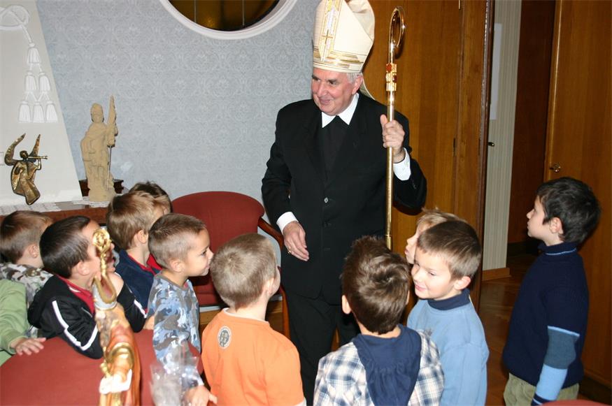 Paul Iby in seiner Amtszeit beim Besuch des Kindergartens Oberberg im Bischofshof.