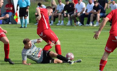 Pavel Usakov (liegend) schmiss gegen Heiligenbrunn alles rein, am Ende belohnte sich der Oberwarter mit dem 1:0-Auswärtssieg.