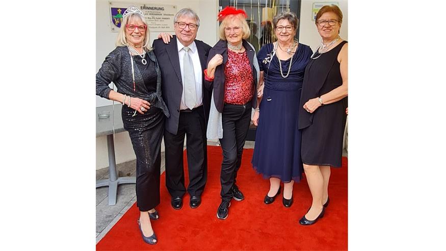 Pensionisten-Obmann Hans Lohr mit den eleganten Damen Brigitte, Greti, Maria und Christa auf dem Roten Teppich beim kleinen Opernball in Draßburg.