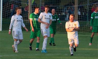 Perfekt! Der SV Welgersdorf (r., Valon Ceka) ist zurück in der 1. Klasse - das bejubelte man anständig.