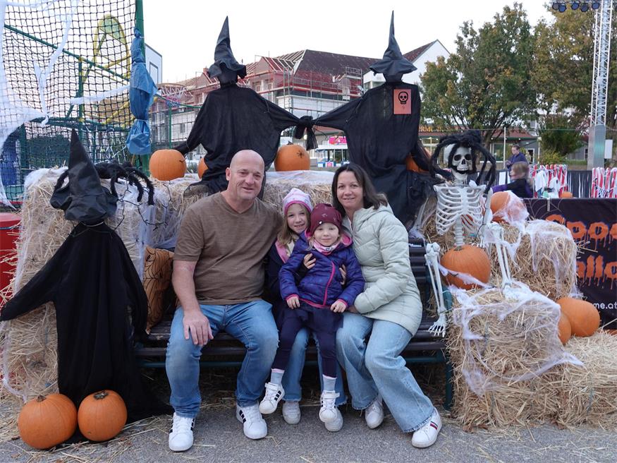 Perfekter Foto-Hotspot. Zwischen Strohballen, Kürbissen und gespenstischen Gestalten genoss diese Familie die herbstliche Atmosphäre im stimmungsvoll dekorierten Außenbereich der Sonnentherme.
