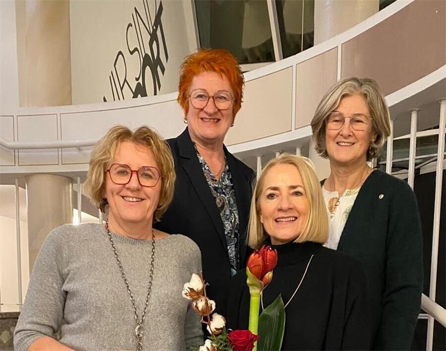 Periodische Rochaden. Beate Fraunschiel löste Sissi Seifried als Präsidentin ab, Gabi Eich Sonja Artner als Clubsekretärin.