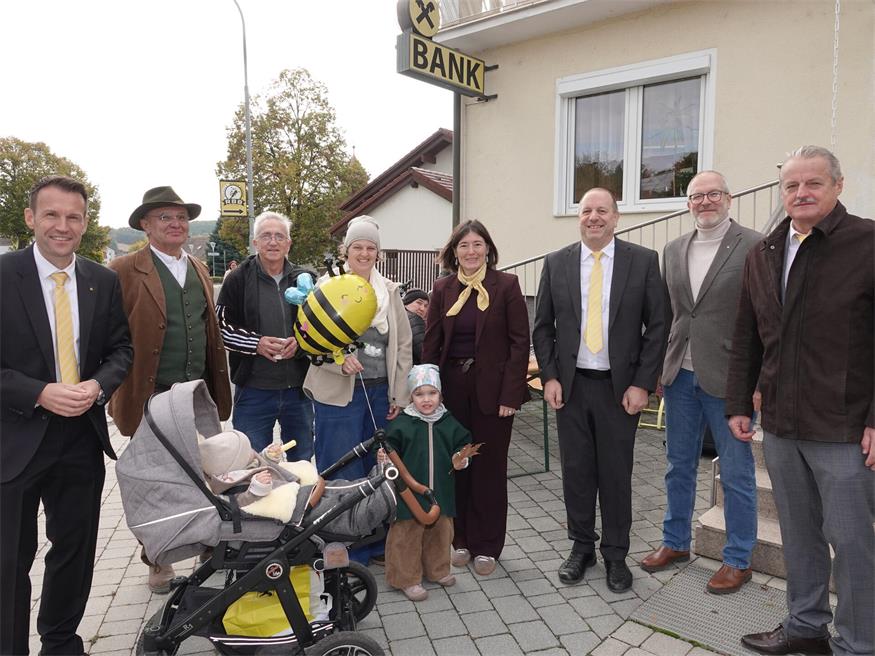 Persönlicher Austausch vor Ort. Die Spitze der Raiffeisenbank Draßmarkt-Kobersdorf-St. Martin – Geschäftsleiter Wolfgang David (l.), Obfrau Regina Janoch (4. v. rechts) und Geschäftsleiter Erich Tiefenthaler (3. v. rechts) – hieß Kundinnen und Kunden jeden Alters herzlich vor der Bankstelle in Unterrabnitz willkommen.