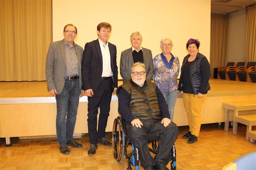 Personalrochaden. Bei der Gemeinderatssitzungen wurden der bisherige Ersatzgemeinderat Manfred Seifert und Wolfgang Ehrenhöfer als Gemeinderäte angelobt. Sie übernehmen die ÖVP-Mandate von Norbert Eichinger und Herbert Baumrock, die beide aus dem Gemeinderat ausgeschieden sind. Als neue Ersatzgemeinderätin wurde Hildegard Mouradkhanian angelobt. Bürgermeister Johann Heisz und seine beiden Vizes Nikolaus Dominkovits und Christina Köppel gratulierten zu den neuen Aufgaben. Manfred Seifert wird im Umweltausschuss tätig sein, Wolfgang Ehrenhöfer im Berufungs- und im Sanitätsausschuss.