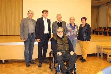 Personalrochaden. Bei der Gemeinderatssitzungen wurden der bisherige Ersatzgemeinderat Manfred Seifert und Wolfgang Ehrenhöfer als Gemeinderäte angelobt. Sie übernehmen die ÖVP-Mandate von Norbert Eichinger und Herbert Baumrock, die beide aus dem Gemeinderat ausgeschieden sind. Als neue Ersatzgemeinderätin wurde Hildegard Mouradkhanian angelobt. Bürgermeister Johann Heisz und seine beiden Vizes Nikolaus Dominkovits und Christina Köppel gratulierten zu den neuen Aufgaben. Manfred Seifert wird im Umweltausschuss tätig sein, Wolfgang Ehrenhöfer im Berufungs- und im Sanitätsausschuss.