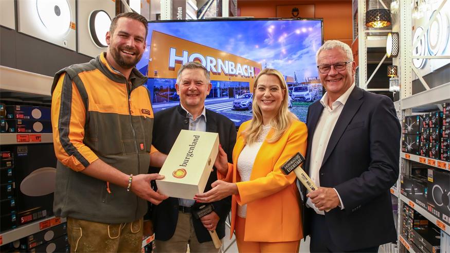 Peter Eberdorfer, Geschäftsführer der Hornbach Baumarkt GmbH in Österreich, Erich Harsch, Vorstandsvorsitzender der Hornbach Baumarkt AG, Landesrätin Daniela Winkler und Bürgermeister Thomas Steiner bei der Eröffnung des ersten Hornbach-Markts im Burgenland - dem vierten Baumarkt in Eisenstadt.