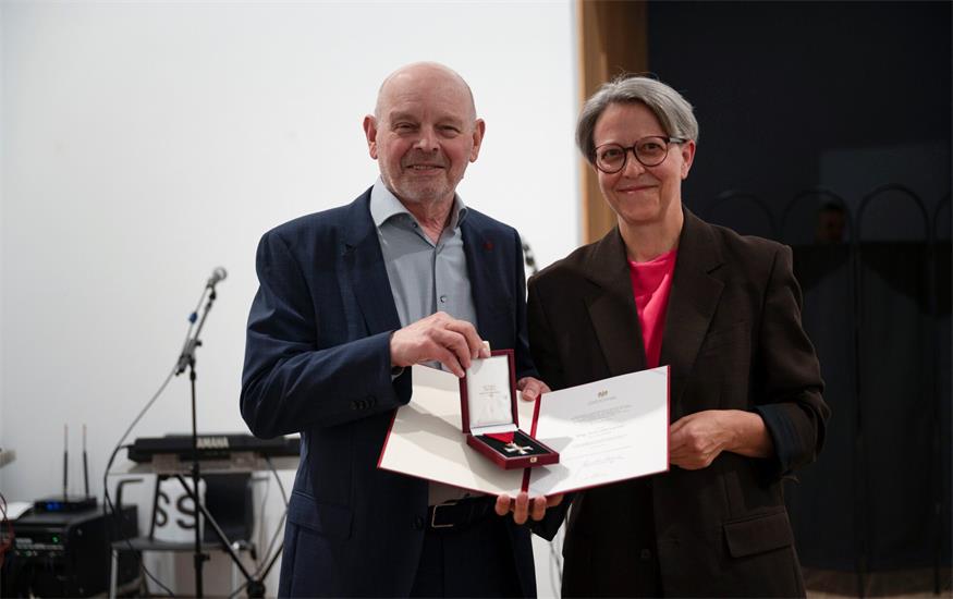 Peter Menasse bei der Ehrenkreuz-Verleihung in Wien: Vom Bundespräsidenten zuerkannt, von Sektionschefin Theresia Niedermüller überreicht