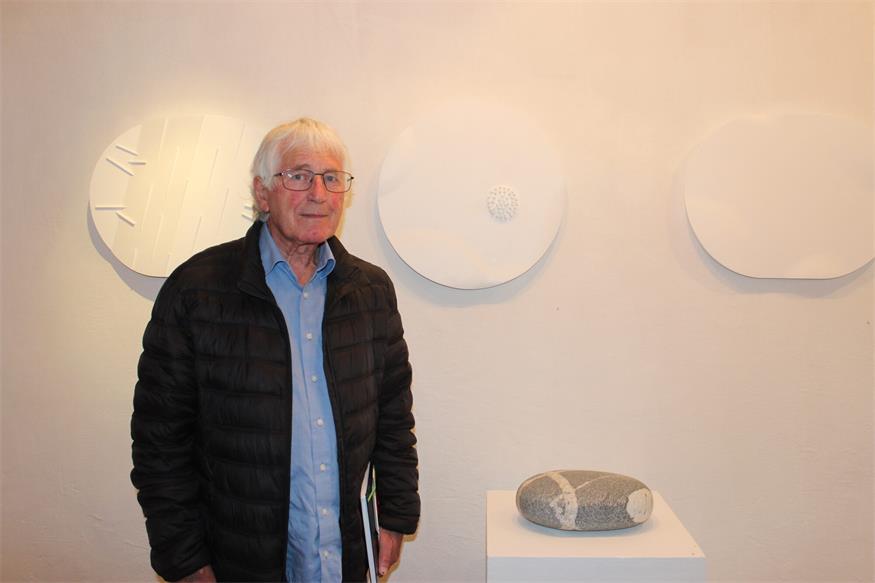 Peter Paszkiewicz neben einem seiner Kunstwerke in der Galerie Hametner in Stoob.