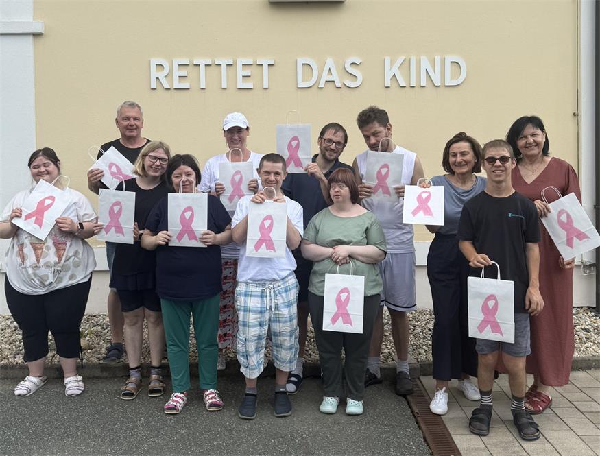Peter Vock,  Andrea Konrath und  Michaela  Holzer mit Klient:innen  der FWS