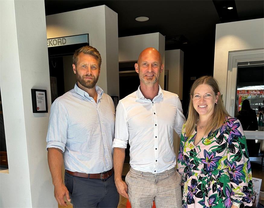 Peter Wagentristl und  Regionalstellenleiterin Evelyn Zarits gratulierten Gerald Maurer (Betriebsleitung REKORD Baden GmbH) zur Eröffnung in Mattersburg.