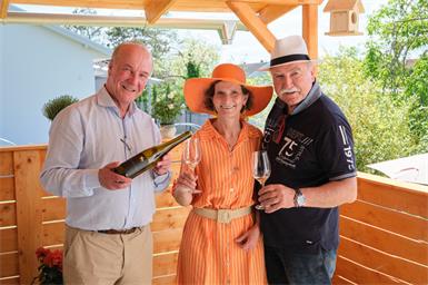 Peter und Sigrid Booms stoßen mit Willi Opitz auf den ersten Grünen Veltliner aus Finnland an.