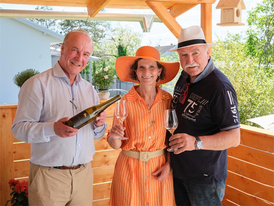 Peter und Sigrid Booms stoßen mit Willi Opitz auf den ersten Grünen Veltliner aus Finnland an.