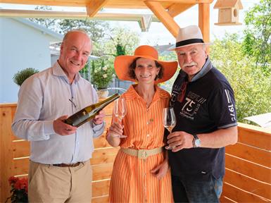 Peter und Sigrid Booms stoßen mit Willi Opitz auf den ersten Grünen Veltliner aus Finnland an.